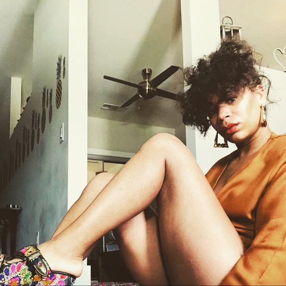 Meet your Posher, Dee - Picture 4 of 5